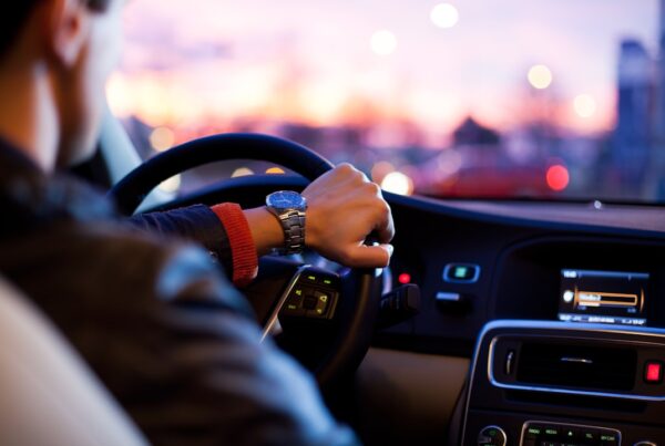 Conducteur au volant preparant la vente de sa voiture