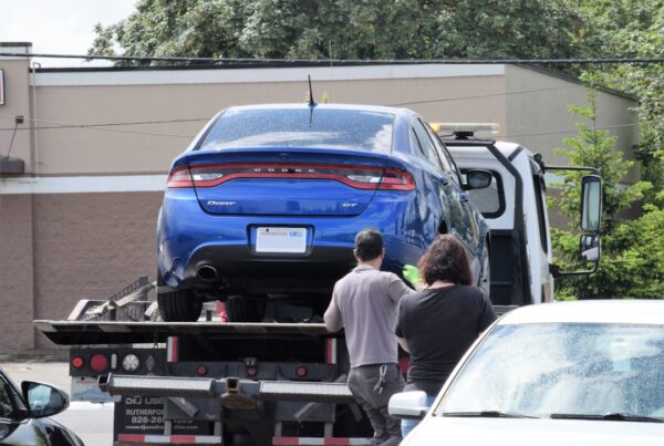 Depanneuse transportant une voiture - epaviste gratuit vs rachat cash
