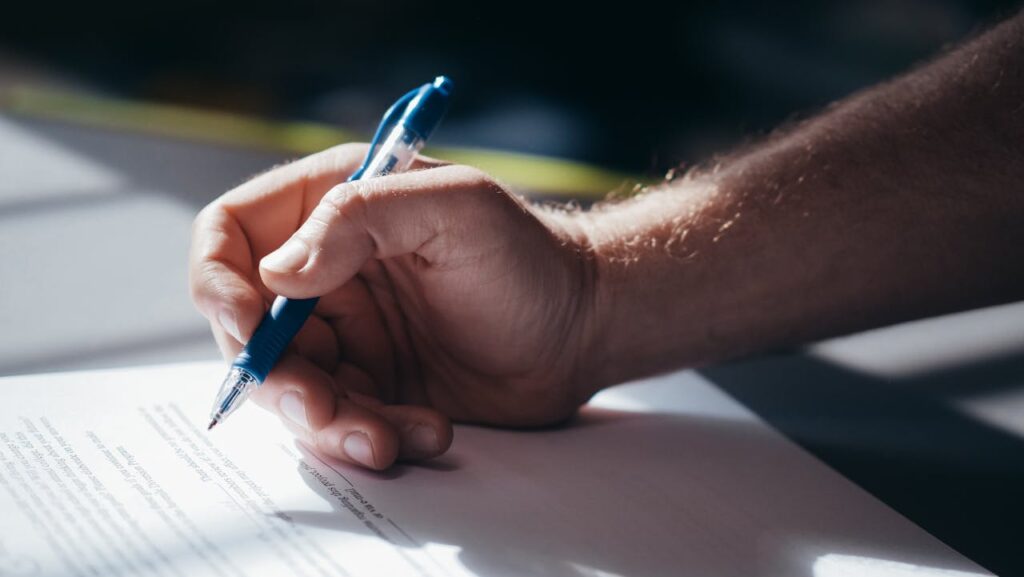 Personne signant des documents administratifs de carte grise automobile