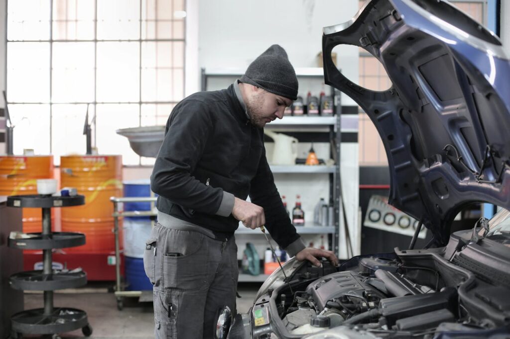 Mécanicien effectuant un décrassage de moteur diesel dans un garage