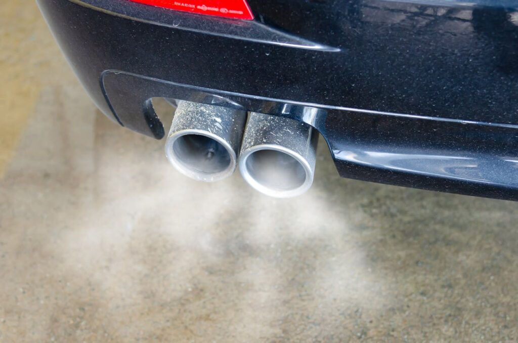 Fumée de gaz d'échappement sortant du pot d'une voiture diesel
