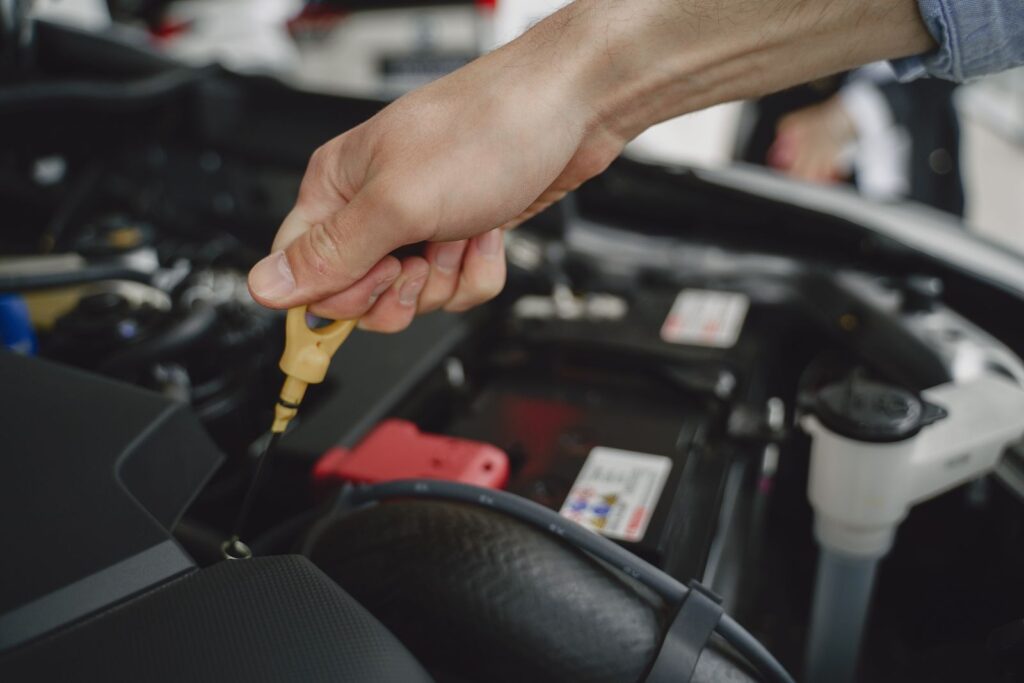 Contrôle du niveau d'huile sur le moteur d'une voiture