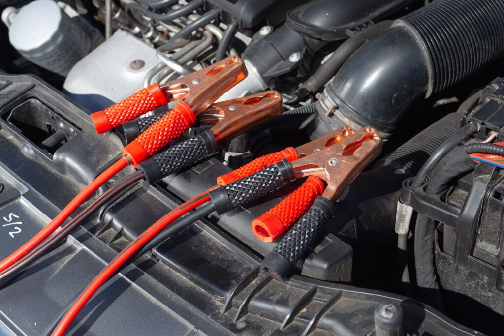 Pinces de démarrage sur la batterie d'une voiture