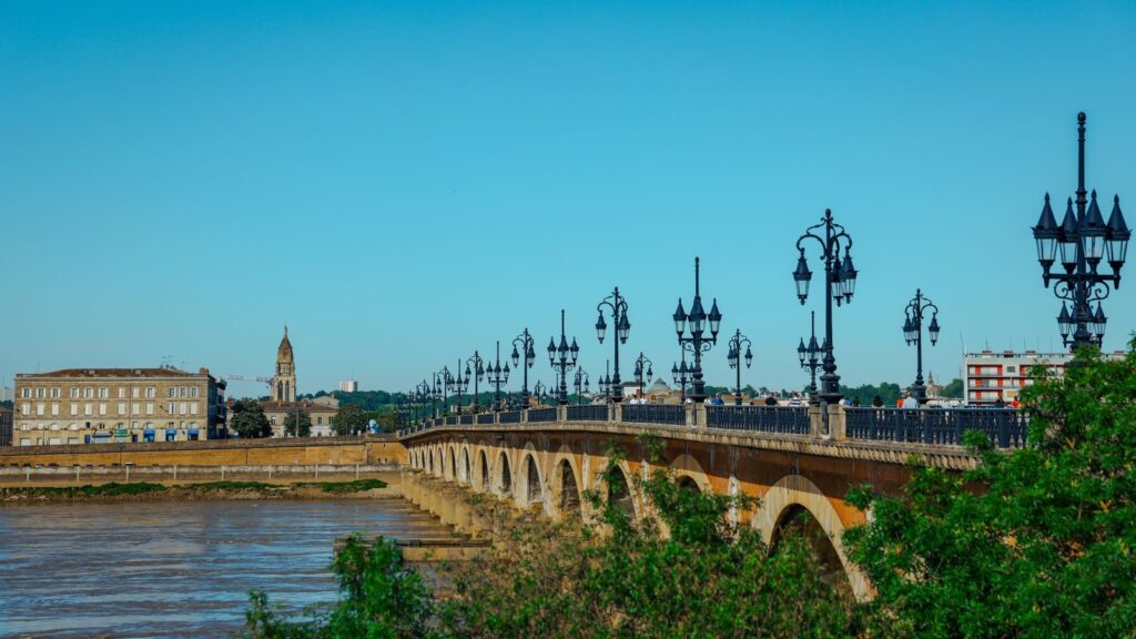Le pont de pierre sur la Garonne à Bordeaux