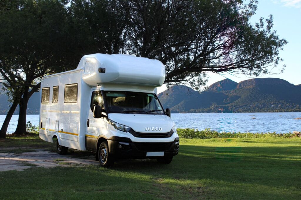 Camping-car garé au bord d'un lac de montagne