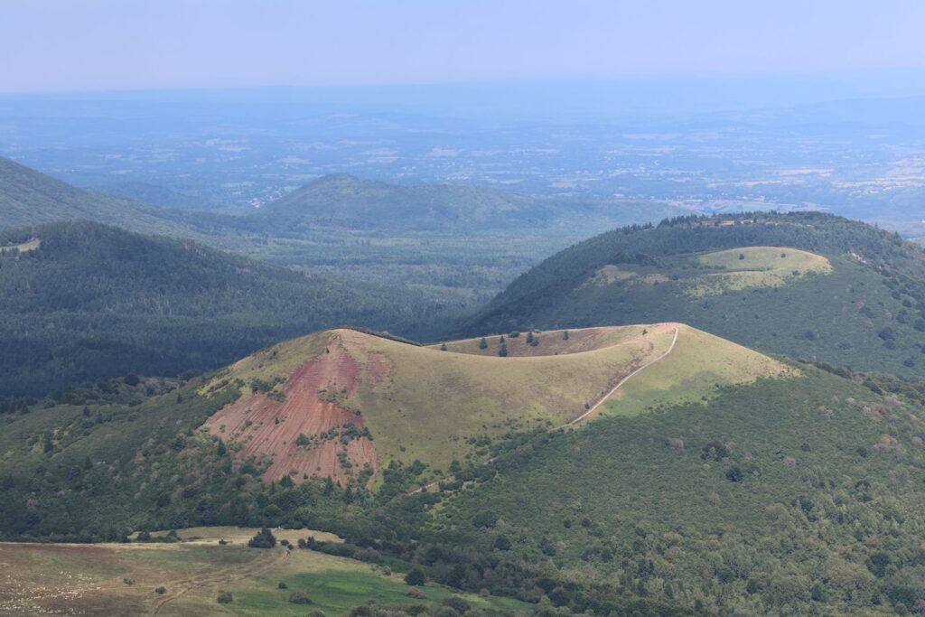La chaîne des Puys au-dessus de Clermont-Ferrand