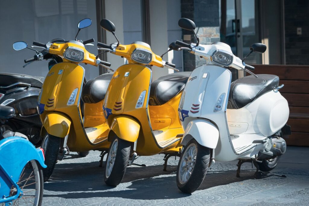 Scooters garés en enfilade