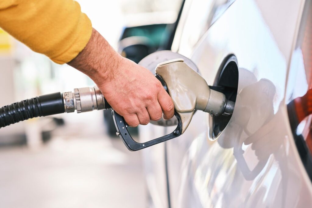 Pistolet de carburant dans la trappe d'une voiture