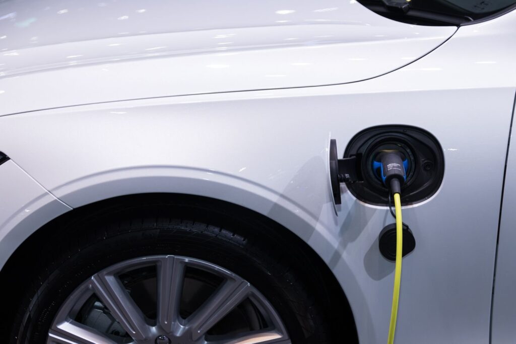 Voiture électrique en charge