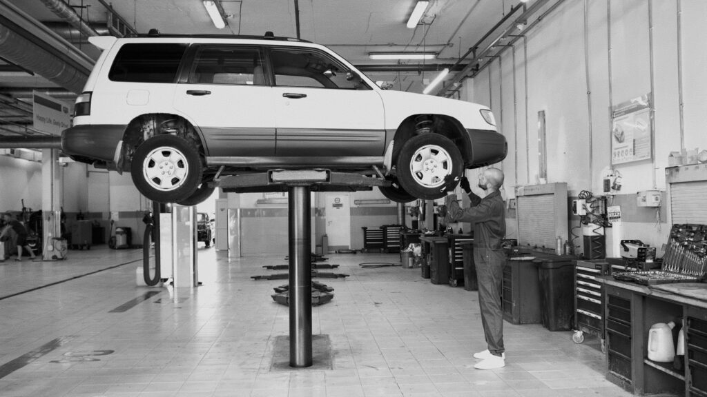 Voiture sur un pont élévateur dans un garage
