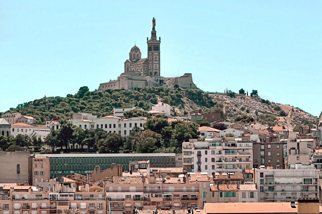Notre-Dame de la Garde au-dessus des toits de Marseille