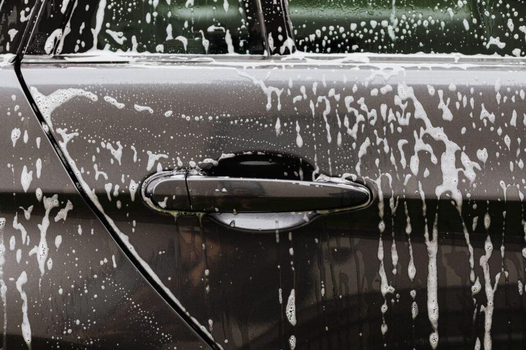 Portière d'une voiture en cours de lavage