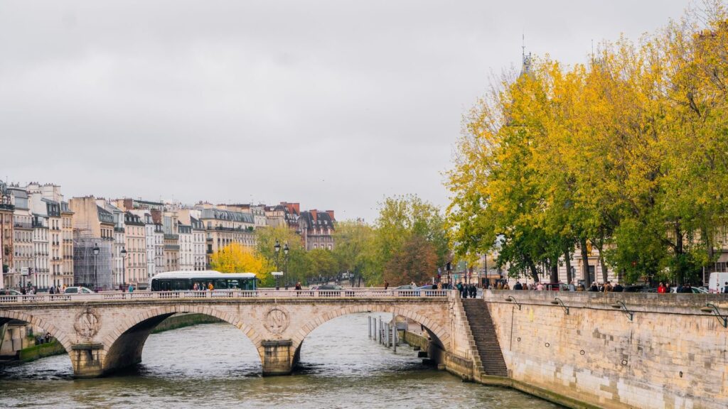 Les quais de Seine à Paris en automne