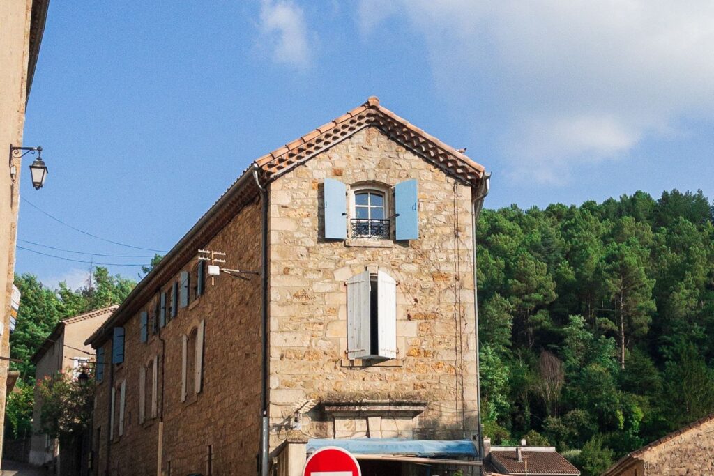 Une maison en pierre dans une rue de Saint-Étienne