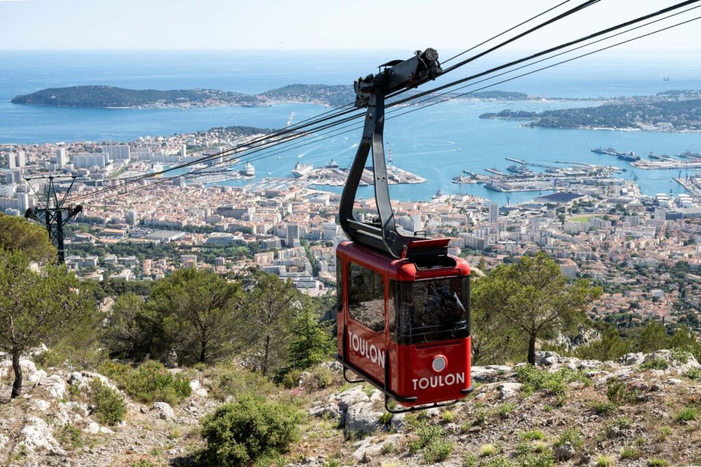 Toulon et sa rade vues depuis le téléphérique du Faron