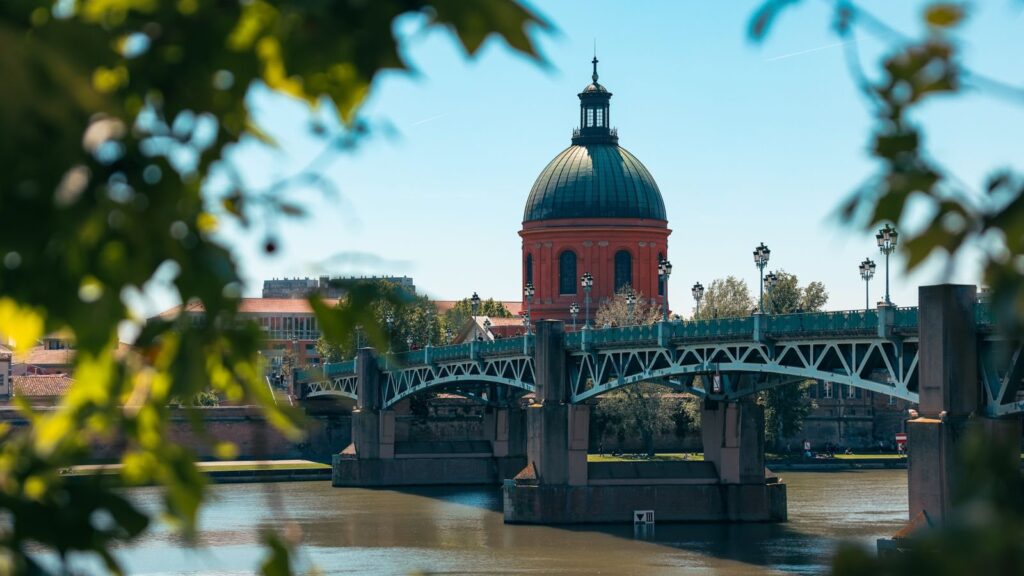 Le pont Saint-Pierre et le dôme de la Grave à Toulouse