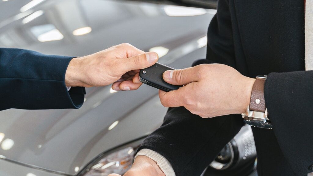 Remise des clés de la voiture au moment de la vente