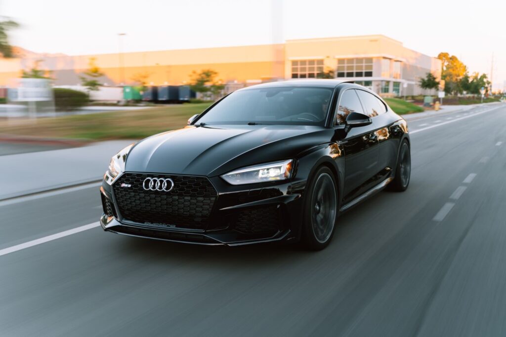 Audi noire sur route