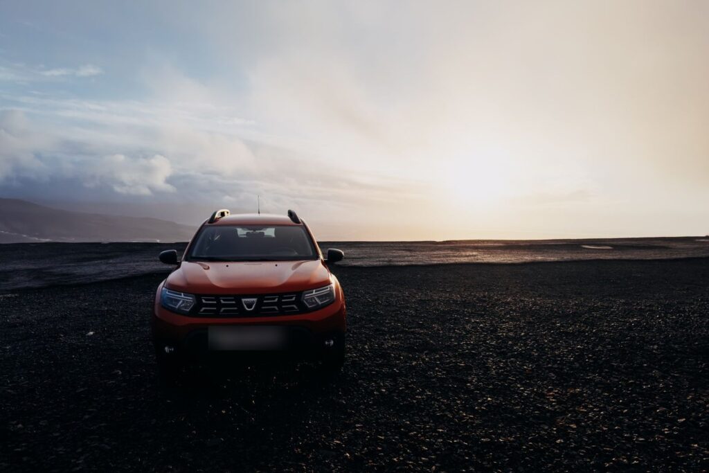 Dacia Duster orange sur une route