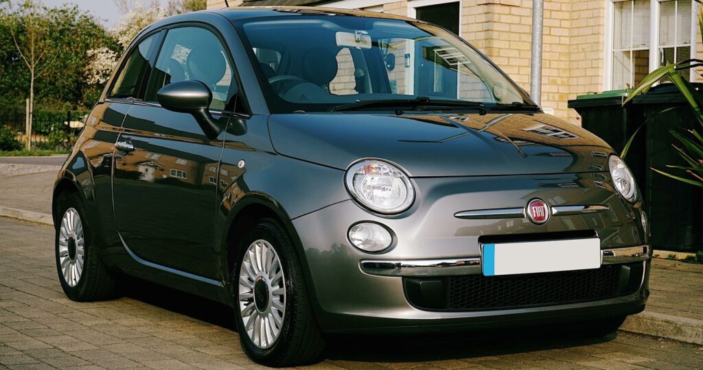 Fiat 500 grise garée dans une rue