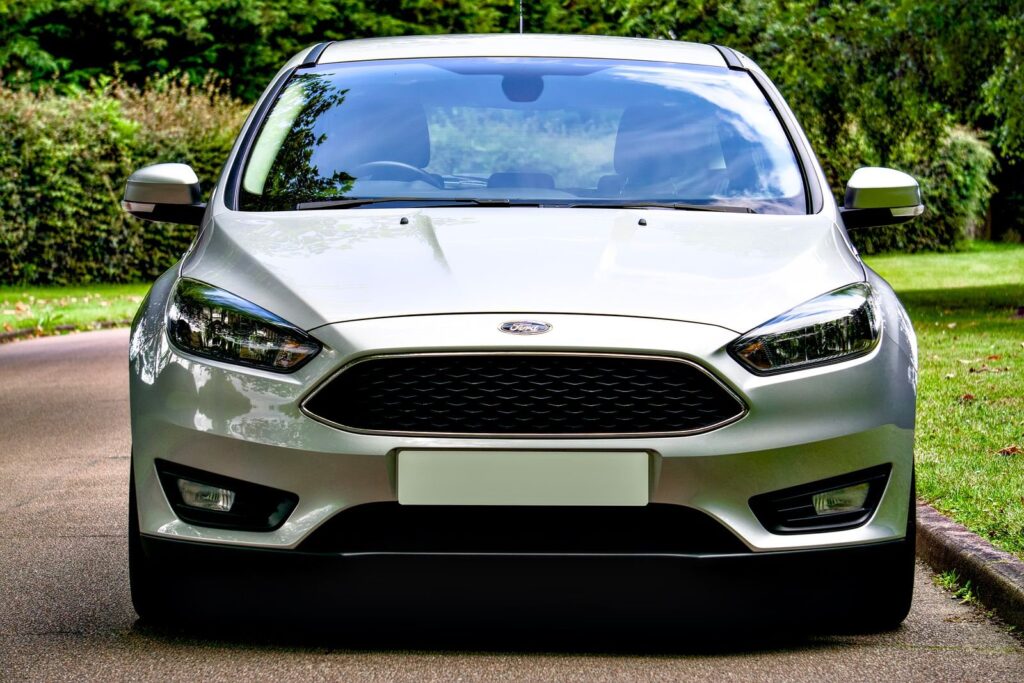 Ford Focus grise garée
