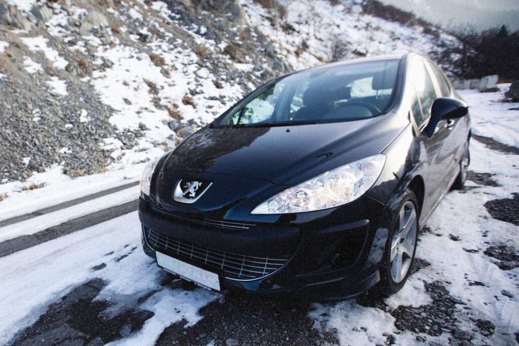 Peugeot 308 noire sur la neige