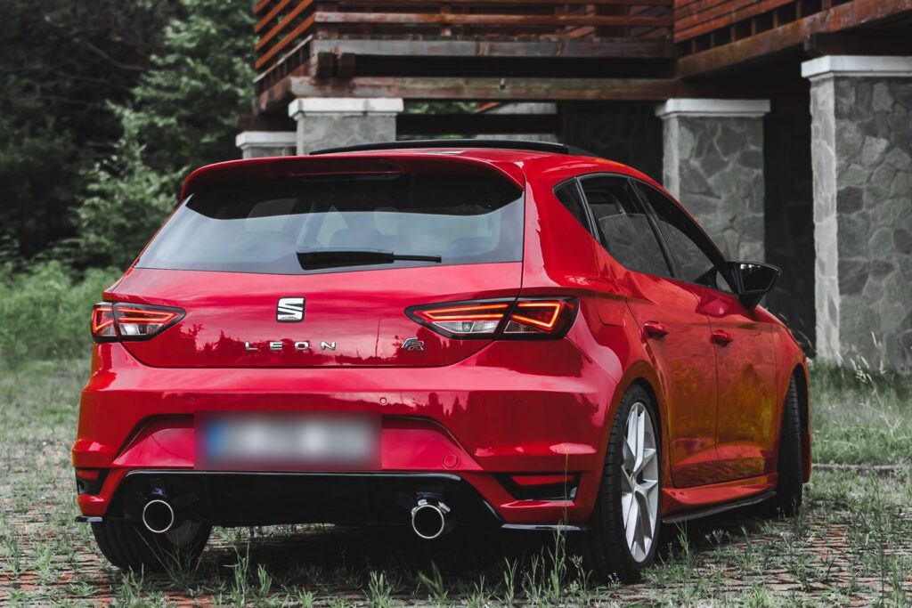 Seat Leon rouge garée