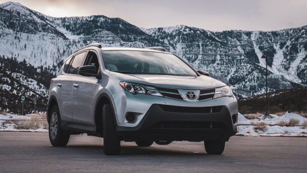Toyota RAV4 en montagne