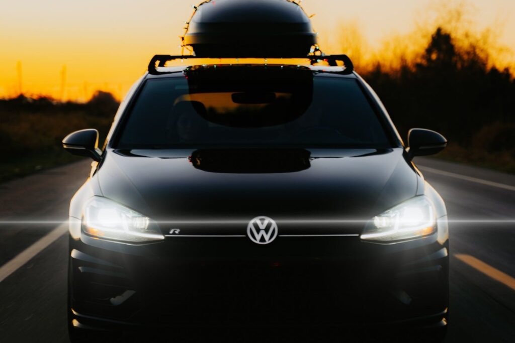 Volkswagen Golf noire de face au coucher du soleil