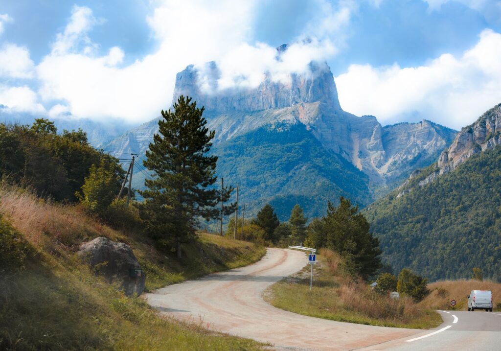 Route de montagne dans les Alpes françaises