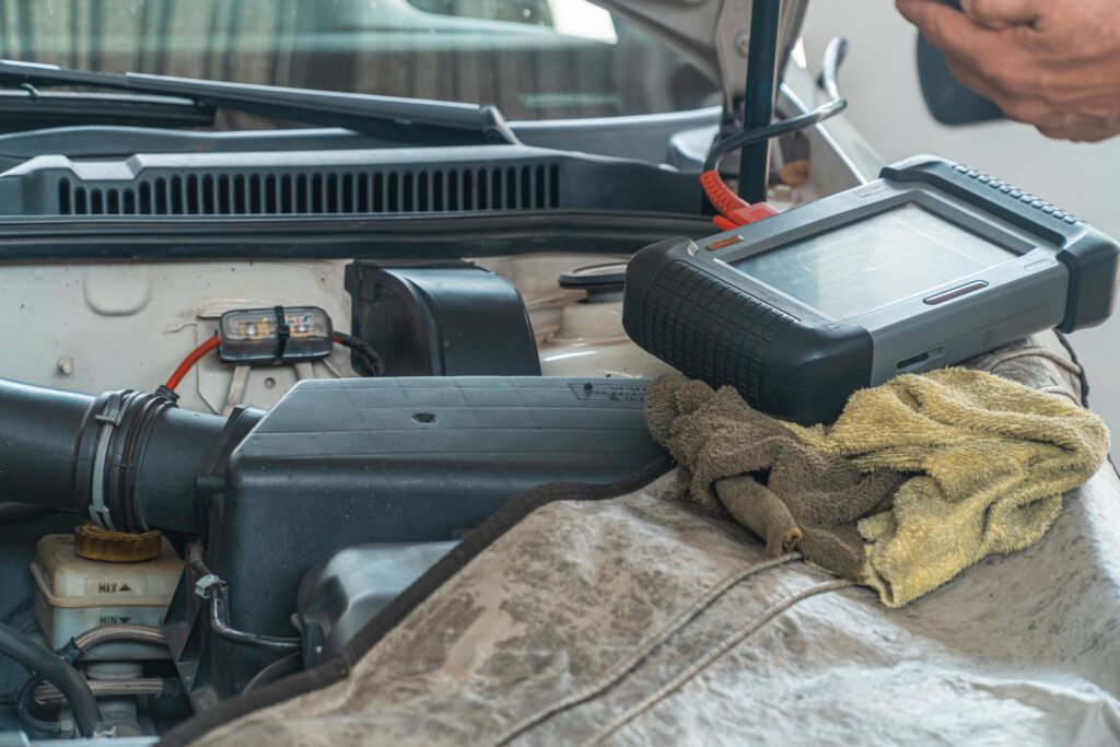 Valise de diagnostic branchée sur une voiture en panne