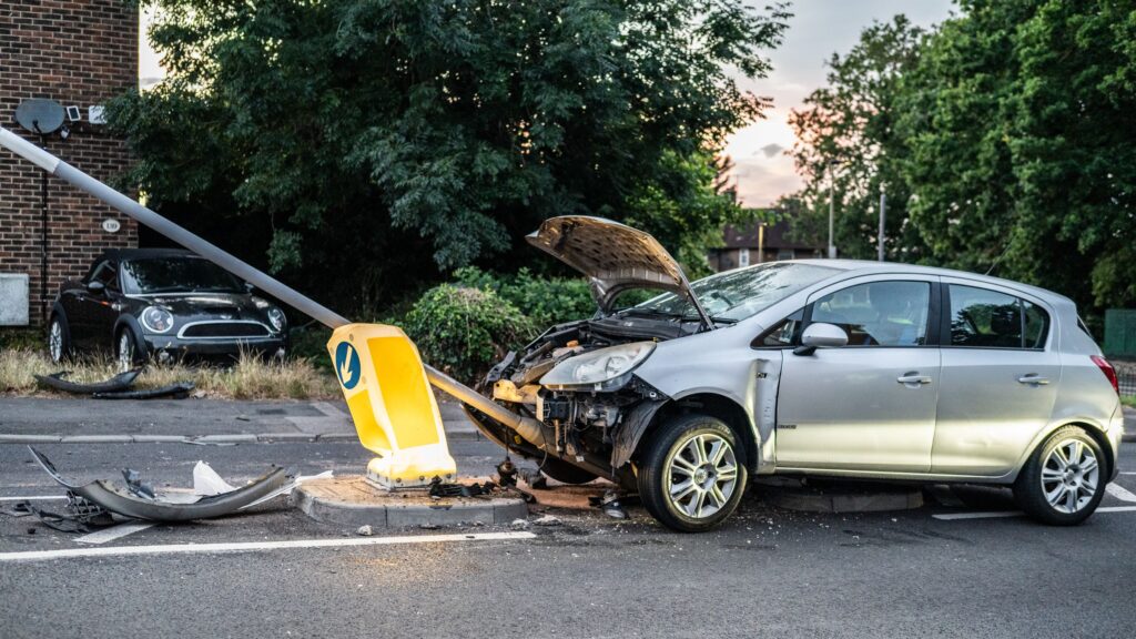 Voiture accidentée dont tout l'avant est détruit après un choc