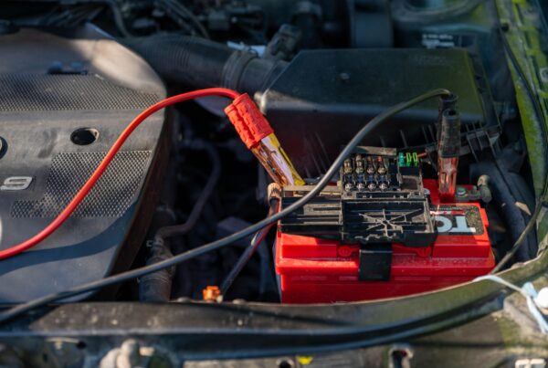 Capot ouvert d'une voiture qui ne démarre plus