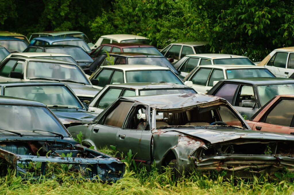 Voitures hors d'usage entassées dans un centre de démolition automobile