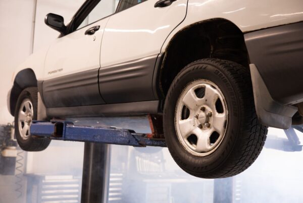 Voiture sur un pont élévateur dans un garage
