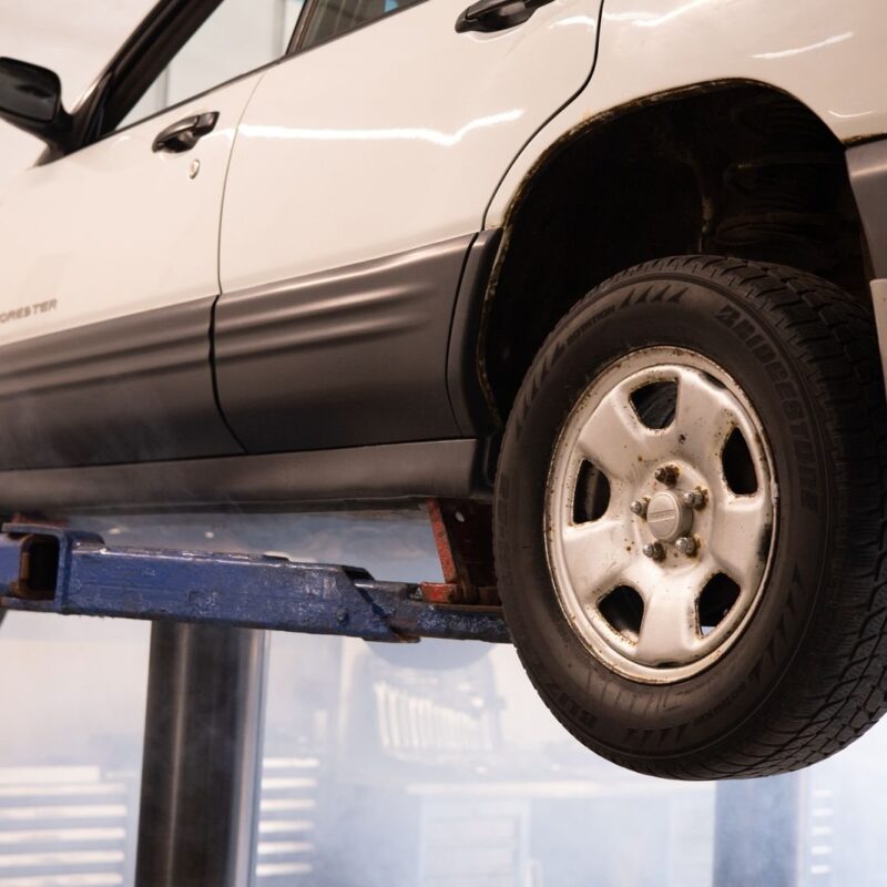 Voiture sur un pont élévateur dans un garage