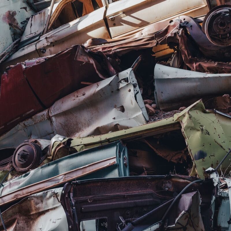 Carrosseries de voitures empilées dans une casse